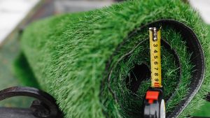 Как уложить искусственный газон на кладбище своими руками